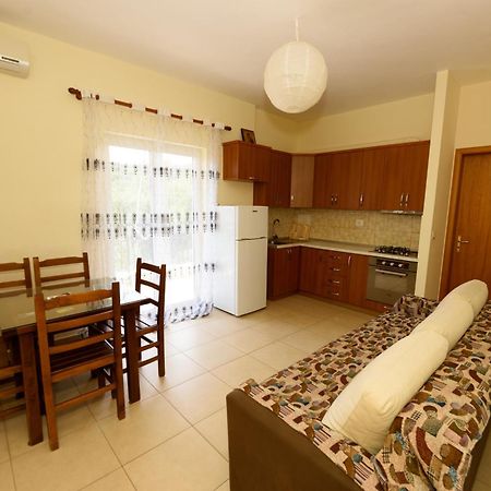 Vasili'S Family Apartments Химара Экстерьер фото